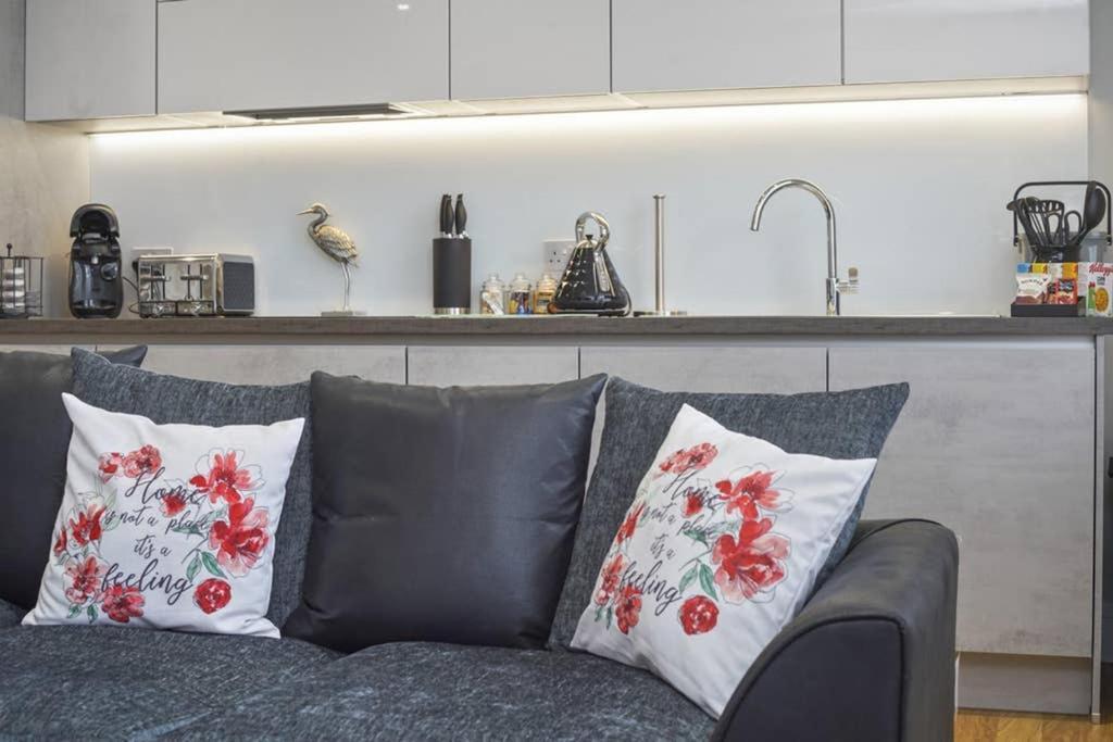 Апартаменты Flat 3 Bridge House Стейнс Экстерьер фото